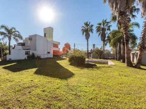 CASA EN VENTA 5 DORMITORIOS, CON JARDÍN Y PILETA - PEREZ