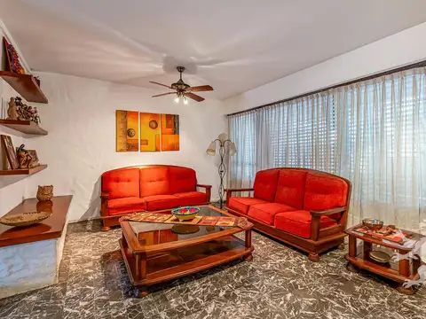 Casa 8 ambientes con 4 baños