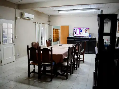 Casa multifuncion - vivienda + galpon y depto en planta alta (ideal inversor)