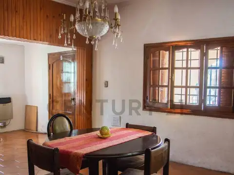 Venta Casa 4 ambientes con Gran Cochera, Quincho y Pileta