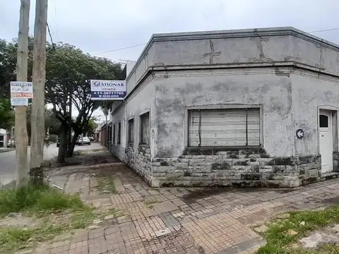 CASA EN ESQUINA - CON 2 DORMITORIOS, GARAGE y AMPLIA TERRAZA   Apta Credito   Retasada  