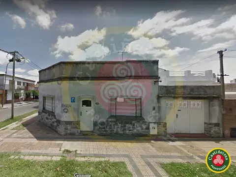 CASA EN ESQUINA - CON 2 DORMITORIOS, GARAGE y AMPLIA TERRAZA !!! Apta Credito !!!! Retasada !!!