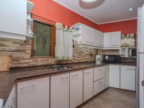Venta/permuta casa 4 amb. con cochera en Caseros