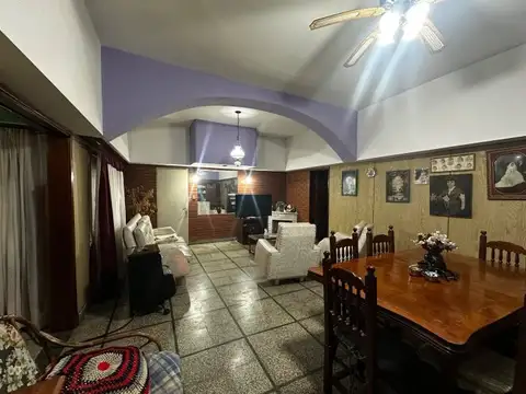 Casa 5 ambientes con 2 baños