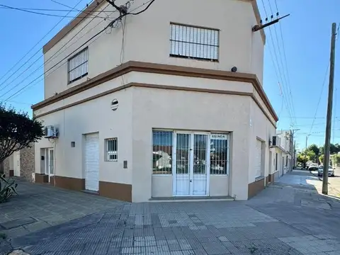 Venta o permuta por Dpto, Casa y local céntricos.