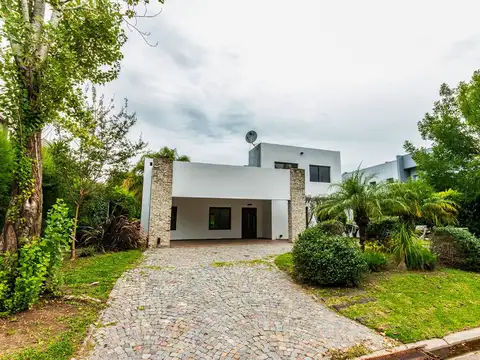 VENTA CASA CON PILETA Y PARQUE FINCAS DE IRAOLA 2