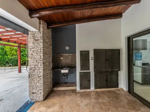 VENTA CASA CON PILETA Y PARQUE FINCAS DE IRAOLA 2