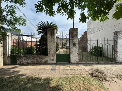 CASA CON GRAN TERRENO EN GUADALUPE ESTE