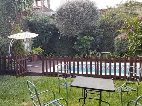 Hermosa casa de 4 amb. en 2 plantas con gran fondo parquizado y piscina. Garage, patio y 3 baños.