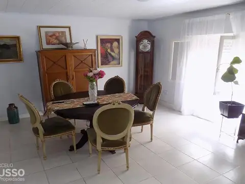 Casa 4 ambientes con 2 baños