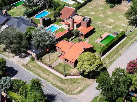 Casa en venta 2 dormitorios con pileta en Barrio Los Troncos, Funes