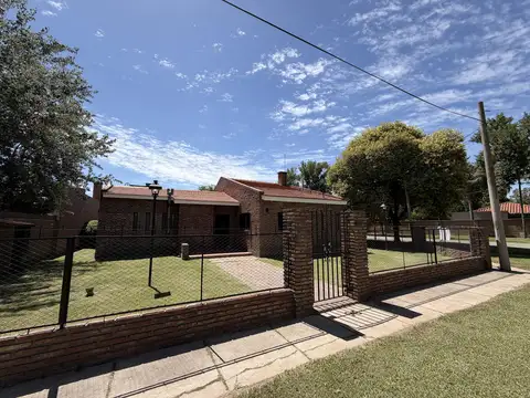 Casa en venta 2 dormitorios con pileta en Barrio Los Troncos, Funes