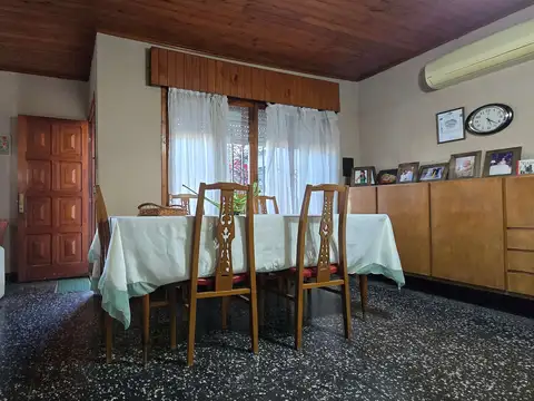 Casa 5 ambientes con 2 baños