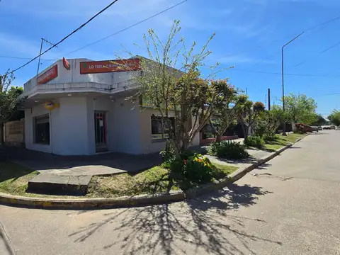 Casa con dos locales en venta - esquina entre rios y antartida / chajari