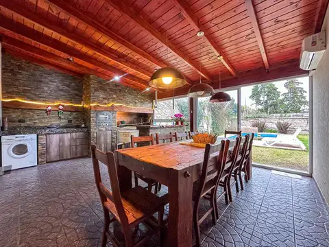 VENTA/PERMUTA - Casa de 3 Dormitorios, Cochera, Quincho y Jardín con Pileta - Cañada de Gomez