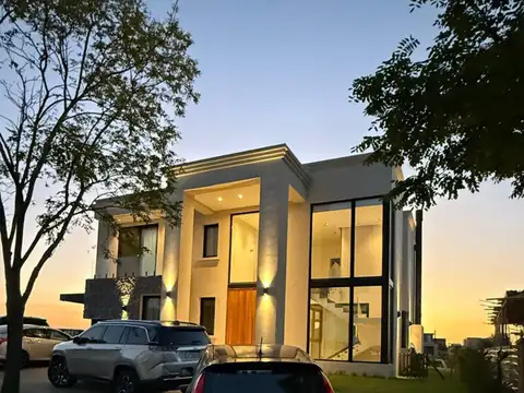 Casa en Alquiler con 8 cocheras