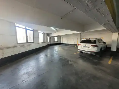 Edificio de cocheras con local comercial
