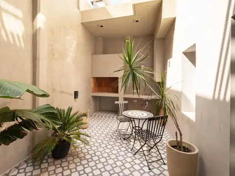 VENTA - CASA AL FRENTE 2 DORMITORIOS CON COCHERA - PICHINCHA