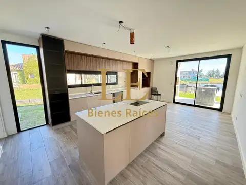 Casa 5 ambientes con 4 baños