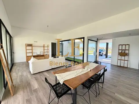 Casa 5 ambientes con 4 baños