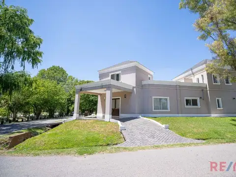 Casa en Venta con 3 cocheras