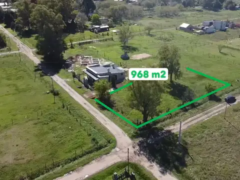 Lote en esquina de 968 m2 en Venta - Villa Ruiz