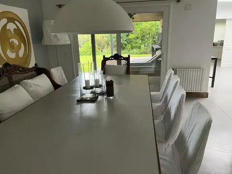 Casa en venta en Ayres De Pilar  con vista al parque central