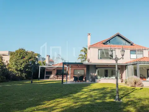 Casa en venta en Ayres De Pilar  con vista al parque central