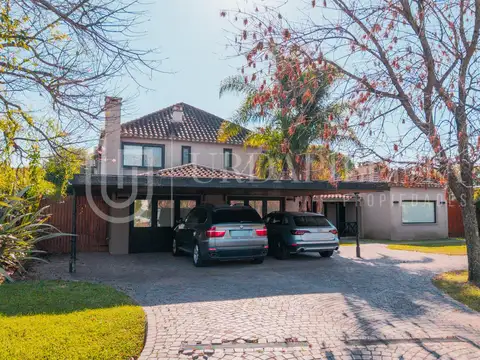 Casa con vista al parque central en Ayres De Pilar