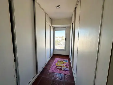 Casa de 5 ambientes en 3 plantas, en Almirante Brown.