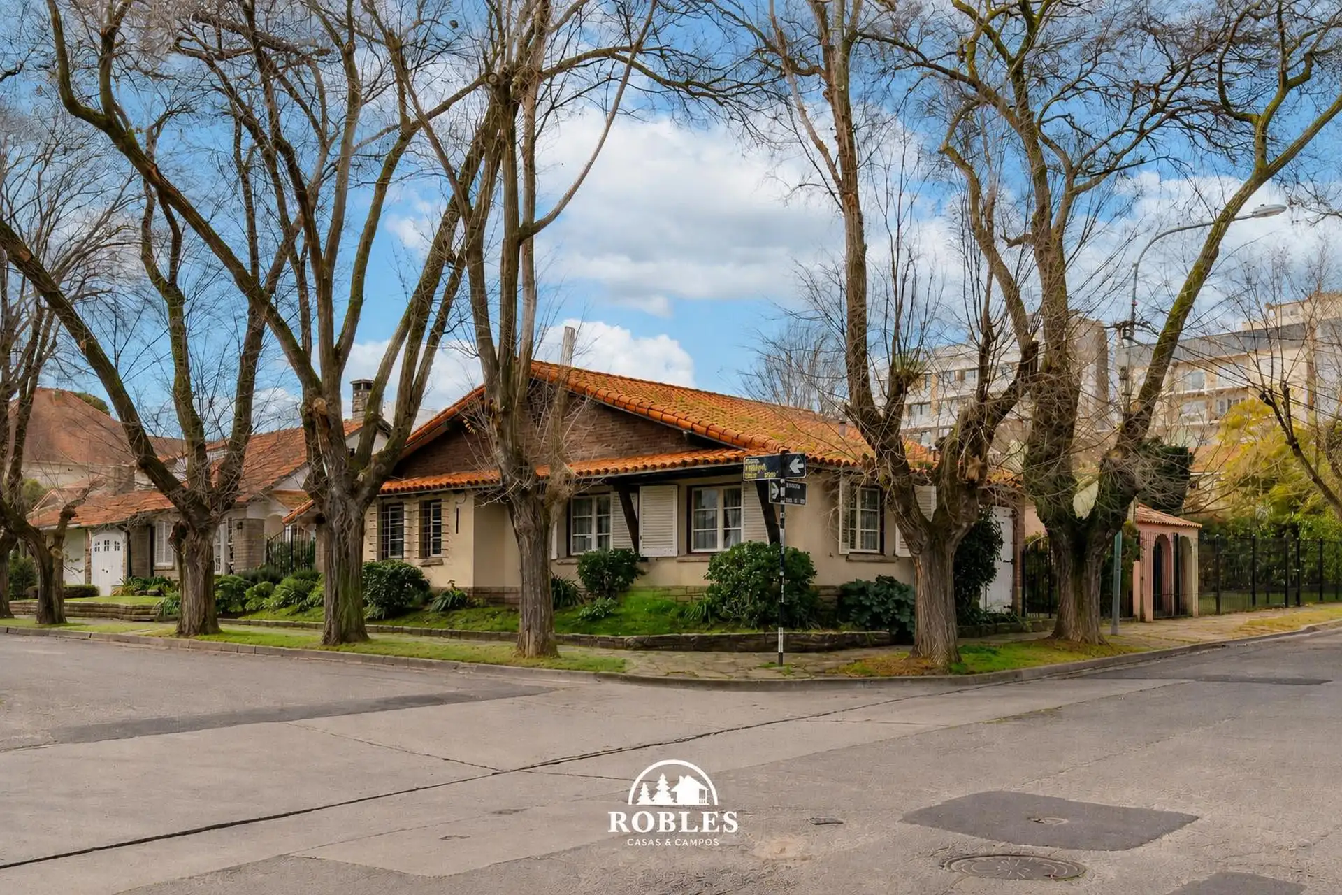 Chalet en esquina del barrio Los Troncos