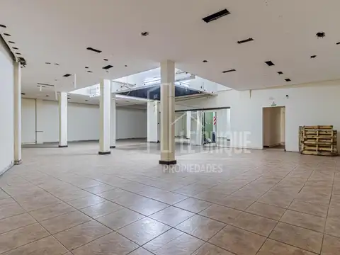 Excelente Galpón de 17.5x21 - Le Brique Propiedades