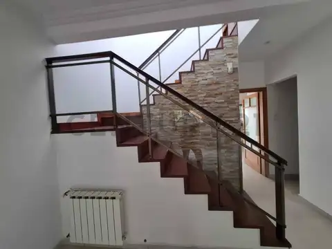 Casa 6 ambientes con 2 baños