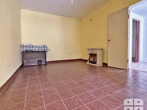 CASA DE PASILLO EN ARROYITO OPORTUNIDAD!