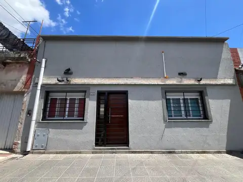 ALQUILER CASA 4 AMBIENTES CON PATIO Y GRAN TERRAZA – LANÚS O