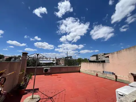 ALQUILER CASA 4 AMBIENTES CON PATIO Y GRAN TERRAZA – LANÚS O