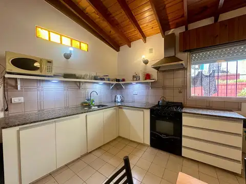 Casa 5 ambientes con 2 baños