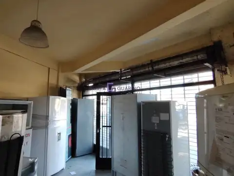 Local de 36 m² ubicado en esquina Avenida Mosconi y Alcorta