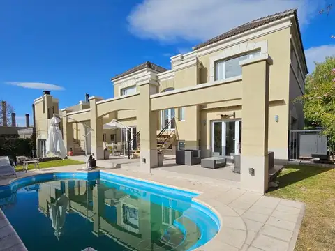 OPENHOUSE presenta a la venta magnífica casa ubicada en el prestigioso Barrio Dalvian.