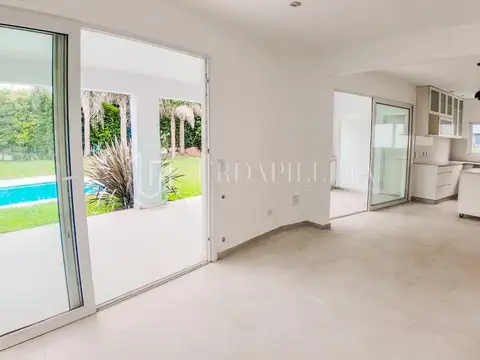 Casa 8 ambientes con 5 baños