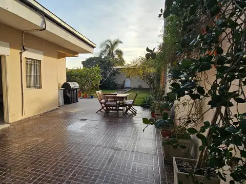 CASA A NUEVA CON GRAN LOTE (ACEPTA PERMUTA EN BANFIELD)  Location