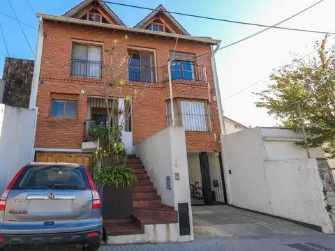 Triplex Olivos 4 ambientes cochera acepta Permuta