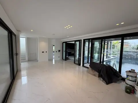 Casa en Venta con 6 cocheras