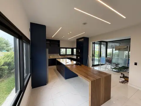 Casa 7 ambientes con 6 baños