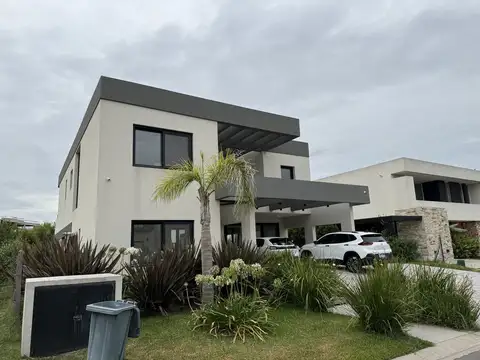 Venta Casa Moderna 7 ambientes Con Pileta en Lagoon Pilar