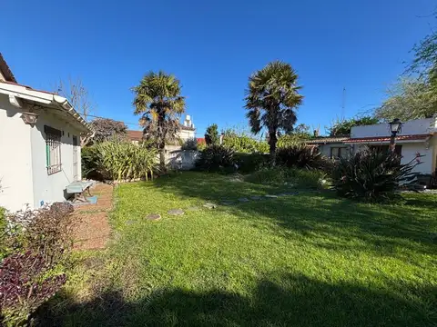 Casa en venta con departamento y lote de 900 m²