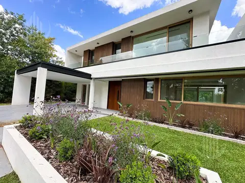 Casa 5 ambientes con 5 baños