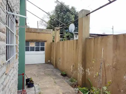CASA DE 3 AMBIENTES CON COCHERA Y GRAN TERRENO