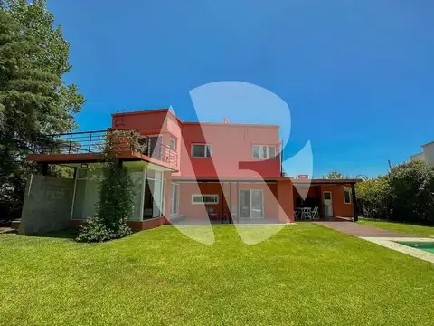 Casa en Alquiler con 2 cocheras