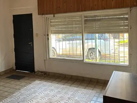 Casa de 4 ambientes de 90 m2 a 3 cdras. de Av. Maipú y próxima a la Quinta presidencial